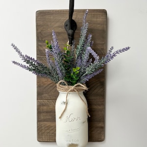 Barattolo di vetro sospeso al muro con lavanda e bosso