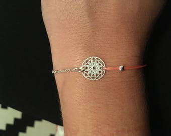 bracelet fin, bracelet chaine et fil, fil corail, chaine métal argenté, breloque estampe ronde