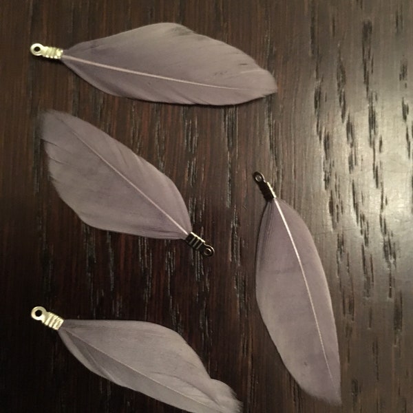 plumes naturelle teintée, gris clair, 3 cm, breloque plume,pendentif plume
