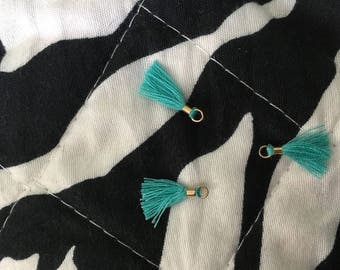 pompon bleu vert en coton, attache métal doré, mini pompon
