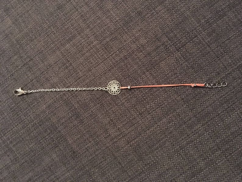 bracelet fin, bracelet chaine et fil, fil corail, chaine métal argenté, breloque estampe ronde image 2