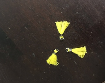 pompon jaune en coton, attache métal argenté, mini pompon