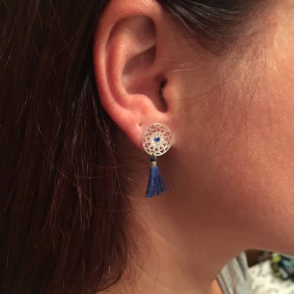 Boucles d'oreilles pendante, pompon bleu, estampe métal argenté, bijoux, été, chic