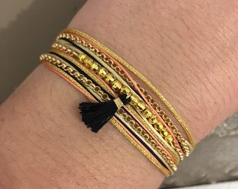 Bracelet pompon, bracelet fin multitours chaine, perles, fils de nylon tressé dans les tons doré et pompon bleu nuit