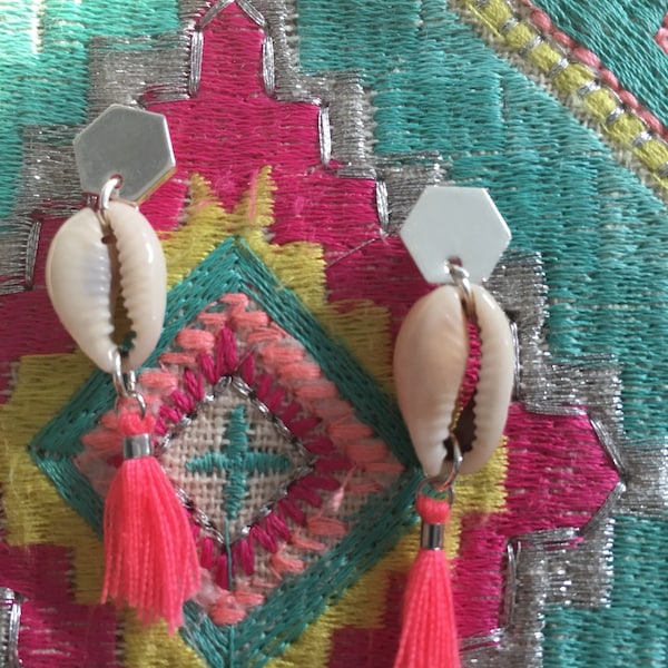 Boucles d'oreille coquillage, pompon rose, bijoux été