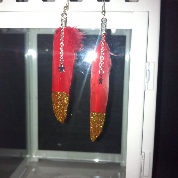 boucles d'oreille, plumes rouge, paillettes, pendentif étoile