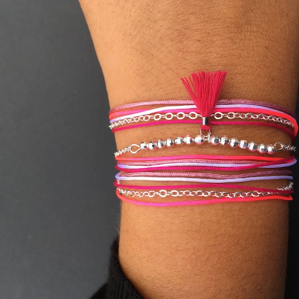 Bracelet pompon, bracelet fin multitours chaine, perles, fils de nylon tressé dans les tons rose et pompon fuschia