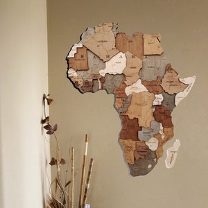 Houten kaart van Afrika als wanddecoratie. Kantoorinrichting en cadeau-ideeën voor Afrikaliefhebbers. 3D houten muurdecoratie voor thuis of op kantoor