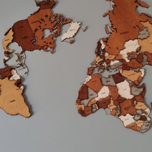Houten wereldkaart als wanddecoratie. De meest nauwkeurige wereldkaart op basis van de bekroonde AuthaGraphy-kaart.