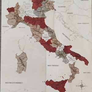 Puzzle con mappa italiana per studenti delle elementari e scuole. Puzzle in legno della mappa dell'Italia con regioni e contee. Puzzle educativo.