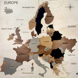Houten kaartpuzzel Europa. Ideaal cadeau voor schoolkinderen. Jigsaw Europa's kaart met grenzen en namen van landen.