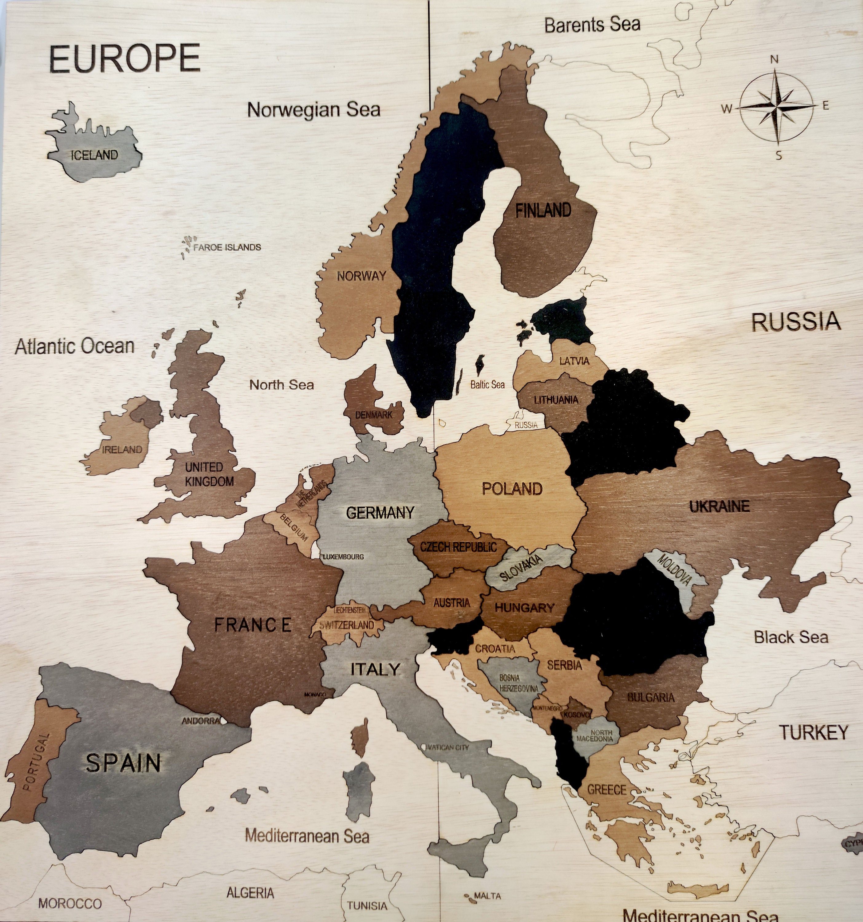 Puzzle carte d'Europe. Un jouet en bois pour la culture des enfants.