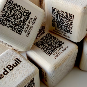 Cubos de códigos QR para bares y restaurantes. Bloques de madera con QR y logo para promocionar tu negocio. Pedido mínimo 10 piezas.