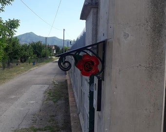 Pensilina con rose in ferro battuto