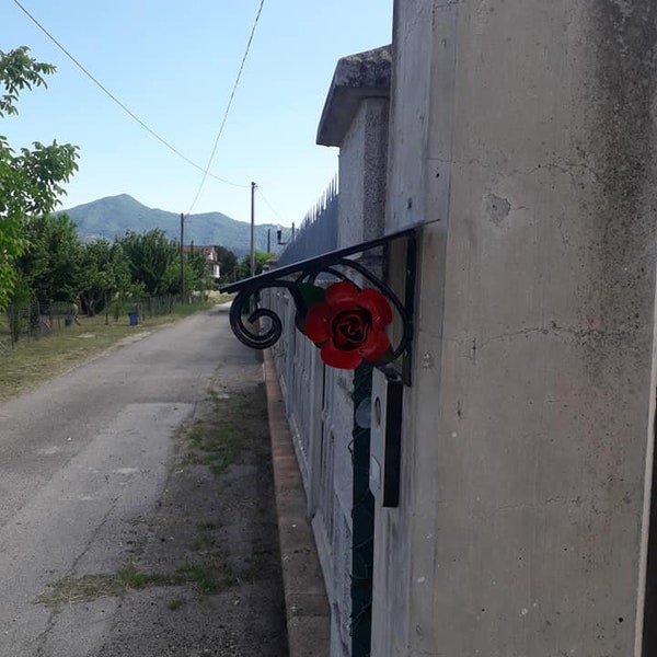 Pensilina con rose in ferro battuto