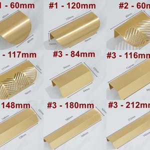 Könnte beinhalten: Neun verschiedene Größen an goldfarbenen Schrankgriffen mit unterschiedlichen Designs. Die Griffe sind mit ihrer Größe in Millimetern beschriftet.