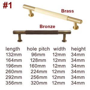 Könnte beinhalten: Zwei Schrankgriffe, einer in Messing und einer in Bronze, mit einem geriffelten Design. Die Griffe sind in verschiedenen Längen von 132 mm bis 356 mm erhältlich, mit einem Lochabstand von 96 mm bis 320 mm. Die Griffe sind 12 mm breit und 34 mm hoch.