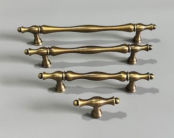 Gealterte Messingschubladengriffe Antike Bronze Klassische Vintage Kabinett Kommode Knöpft gedreht Detaillierung Traditionelle neoklassizistische Möbel Dekor