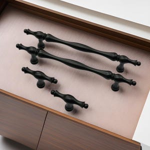 Vintage svarta skåphandtag massiv mässing klassiska böjda lådhandtag kök sovrum byrå garderob elegant fransk lantlig stil inredning