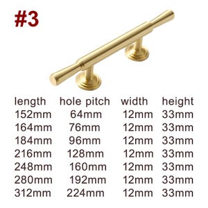 Op de afbeelding: Gouden kastbeslag met een stanggreep en twee bevestigingsgaten. De greep is 12 mm breed en 33 mm hoog. De gatenafstanden zijn 64 mm, 76 mm, 96 mm, 128 mm, 160 mm, 192 mm en 224 mm. De greeplengtes zijn 152 mm, 164 mm, 184 mm, 216 mm, 248 mm, 280 mm en 312 mm.