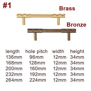 Può includere: Due maniglie per armadi, una in ottone e una in bronzo, con un motivo a diamante. Le maniglie sono lunghe 136 mm, 168 mm, 200 mm, 232 mm e 264 mm. L'interasse dei fori è di 96 mm, 128 mm, 160 mm, 192 mm e 224 mm. La larghezza è di 12 mm e l'altezza di 34 mm.