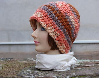 chapeau cloche au crochet en laine multicolore trés épaisse
