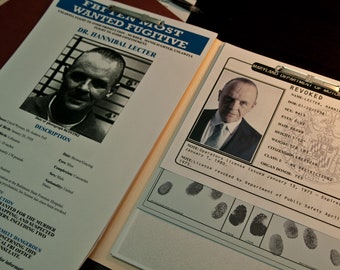 Könnte beinhalten: Ein Fahndungsplakat für Dr. Hannibal Lecter, einen weißen Mann mit braunen Haaren und blauen Augen. Das Plakat enthält ein Fahndungsfoto, eine Beschreibung seiner körperlichen Merkmale und eine Warnung, dass er als extrem gefährlich gilt. Das Plakat enthält auch einen entzogenen Führerschein mit einem Foto von Dr. Lecter, seinem Namen, seinem Geburtsdatum und anderen Details.