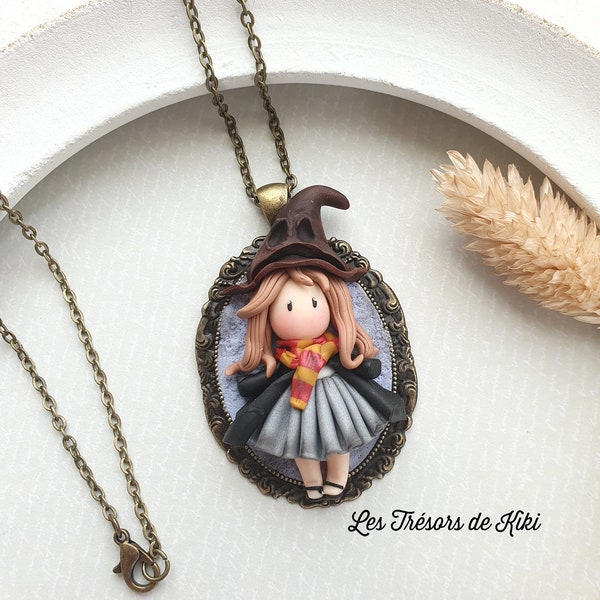 Pendentif Sorcière. Sautoir collier poupée Sorcière. Bijou fimo / argile polymère. Polymer clay doll necklace. Bijou little witch. Fait main