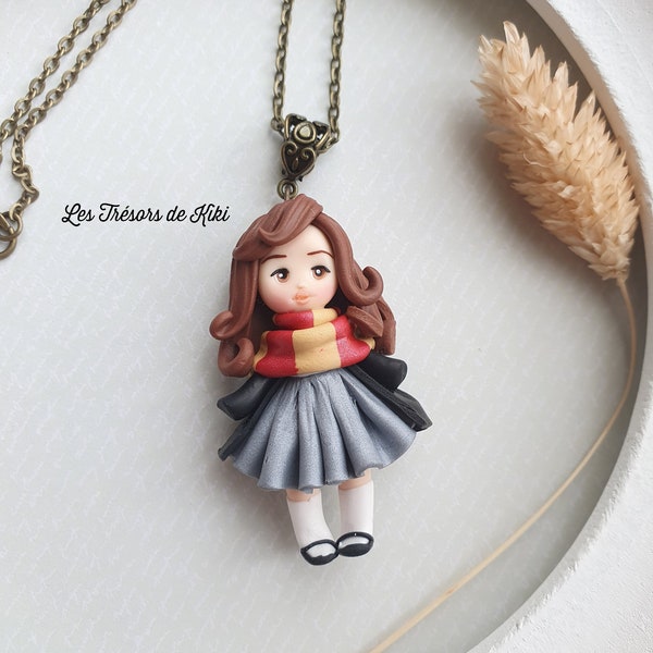 Pendentif Sorcière. Sautoir collier poupée Sorcière. Bijou fimo / argile polymère. Polymer clay doll necklace. Bijou little witch. Fait main