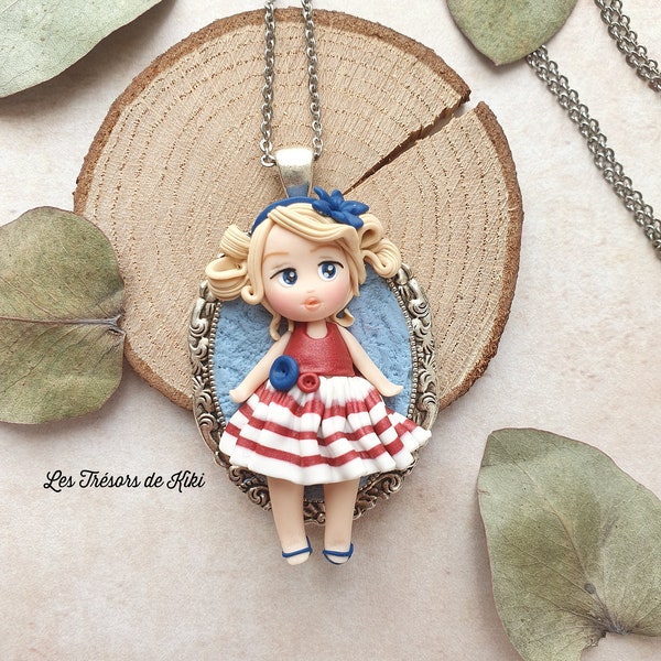 Pendentif poupée argile polymère. Polymer clay doll. Bijou Poupée printemps. Collier pendentif. Fait main. Original collier poupée  vacances