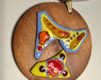 pendentif disque de bois teck avec 2  motifs émaillés