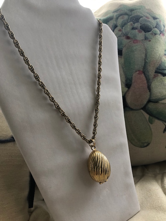 avon vintage locket necklace