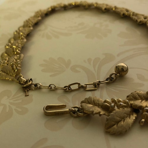 Trifari Gold Tone Necklace, Leaf Necklace, Hanging T, Choker, Mid-Century shops Jewelry, Rare