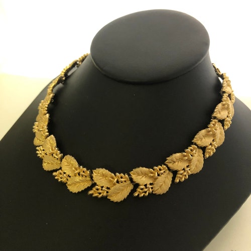 Trifari Gold Tone Necklace, Leaf Necklace, Hanging T, Choker, Mid-Century shops Jewelry, Rare