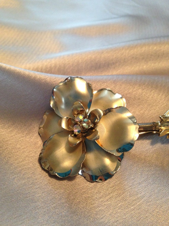 gold flower brooch