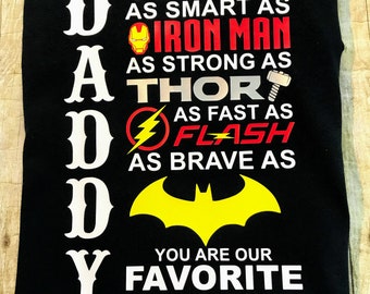 Camiseta de vinilo "Papá es nuestro superhéroe favorito"