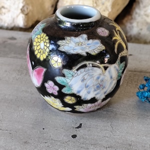 Antique small Chinese vase with floral motifs