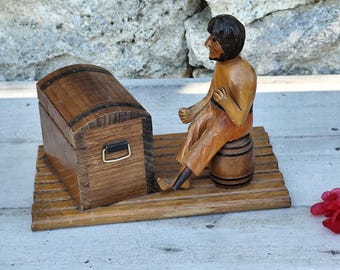 Seltener antiker Zigarettenspender aus Holz im Piratenstil