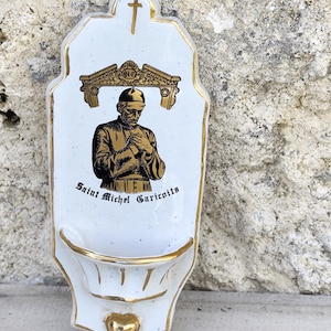 Antigua pila de agua bendita religiosa de Saint Michel de Caricoits