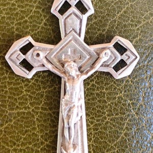 altes silbernes Brustkreuz