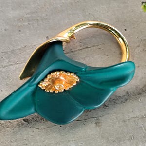 large green flower brooch