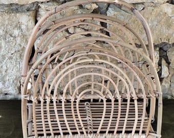 revistero antiguo de ratán
