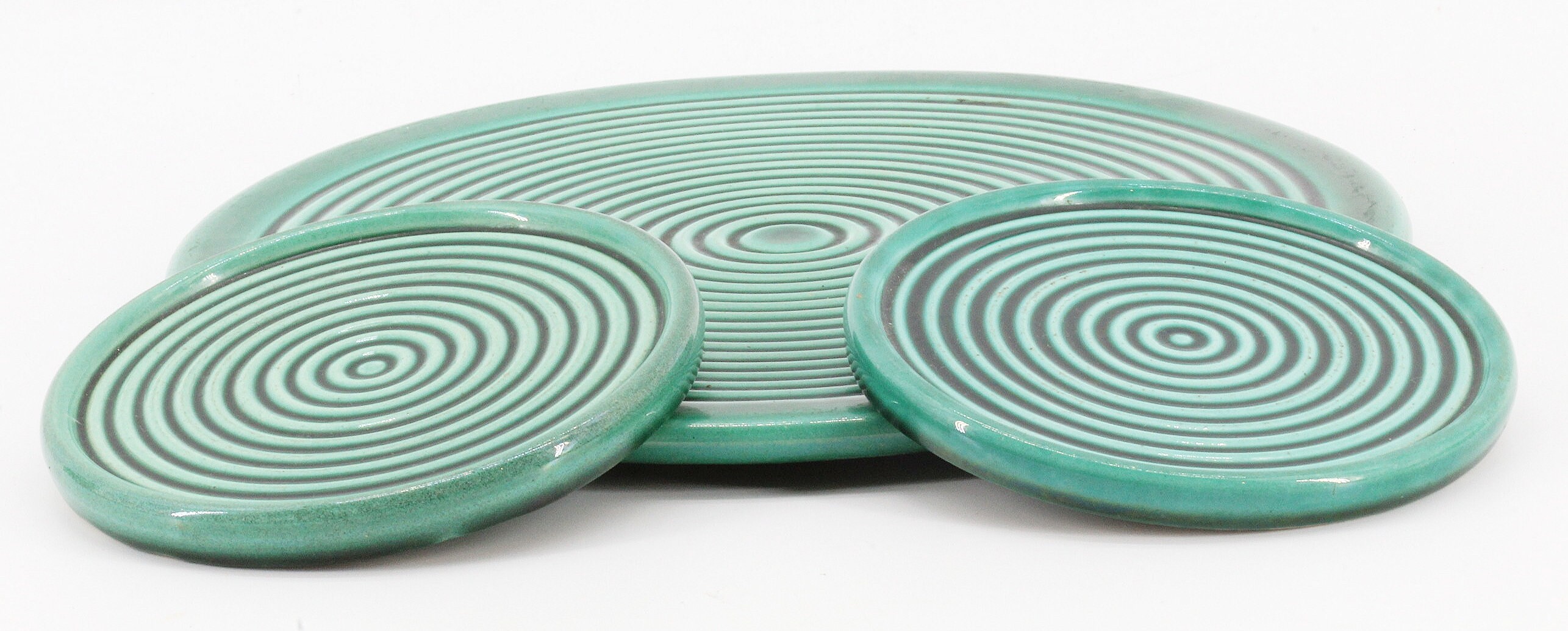 Ancien Dessous de Plat en Céramique avec Bouteille