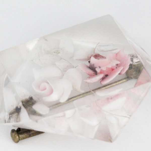 Ancienne broche lucite fleurs