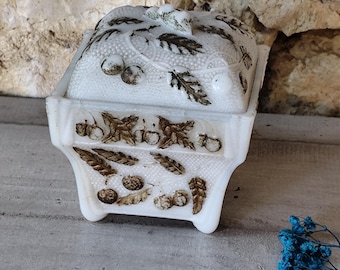 Joyero antiguo de cristal opalino - Decoración floral en relieve - Estilo vintage romántico