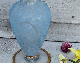ヴィンテージの青いフロストガラスの花瓶、粒状の装飾と金色の縁取りが