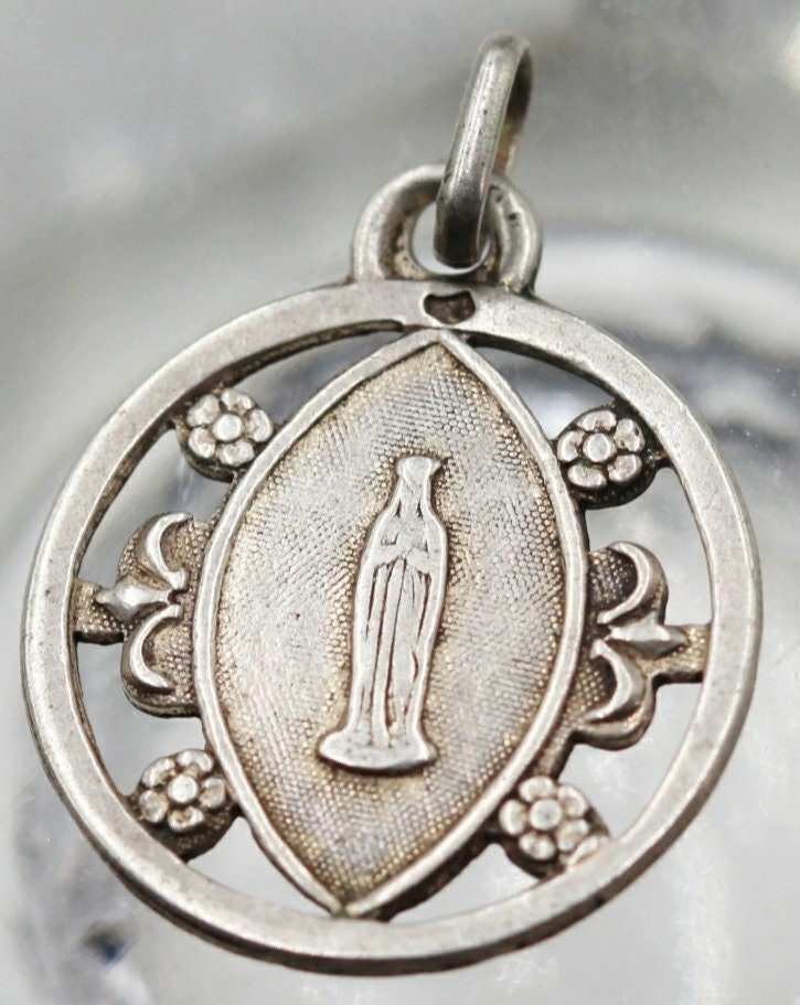 Ancienne Medaille Religieuse Notre Dame de Lourdes en Argent