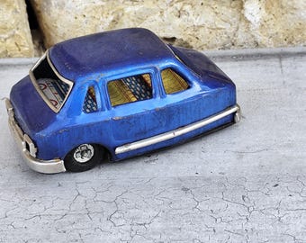 Triciclo de juguete de metal azul, modelo en miniatura de hojalata de los años 70, con accionamiento por fricción.