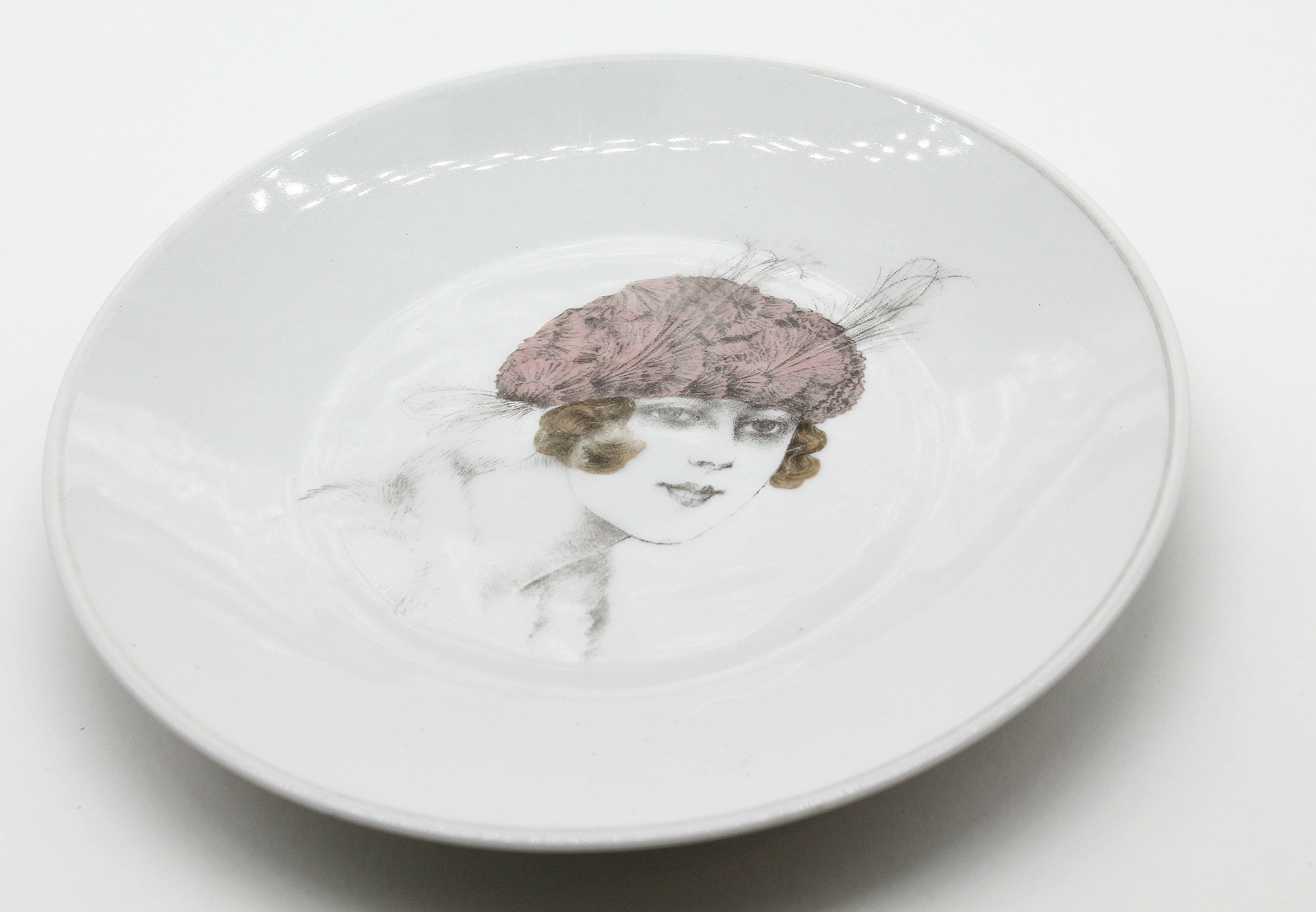 Ancienne Assiette en Porcelaine Portrait de Femme Chauvigny