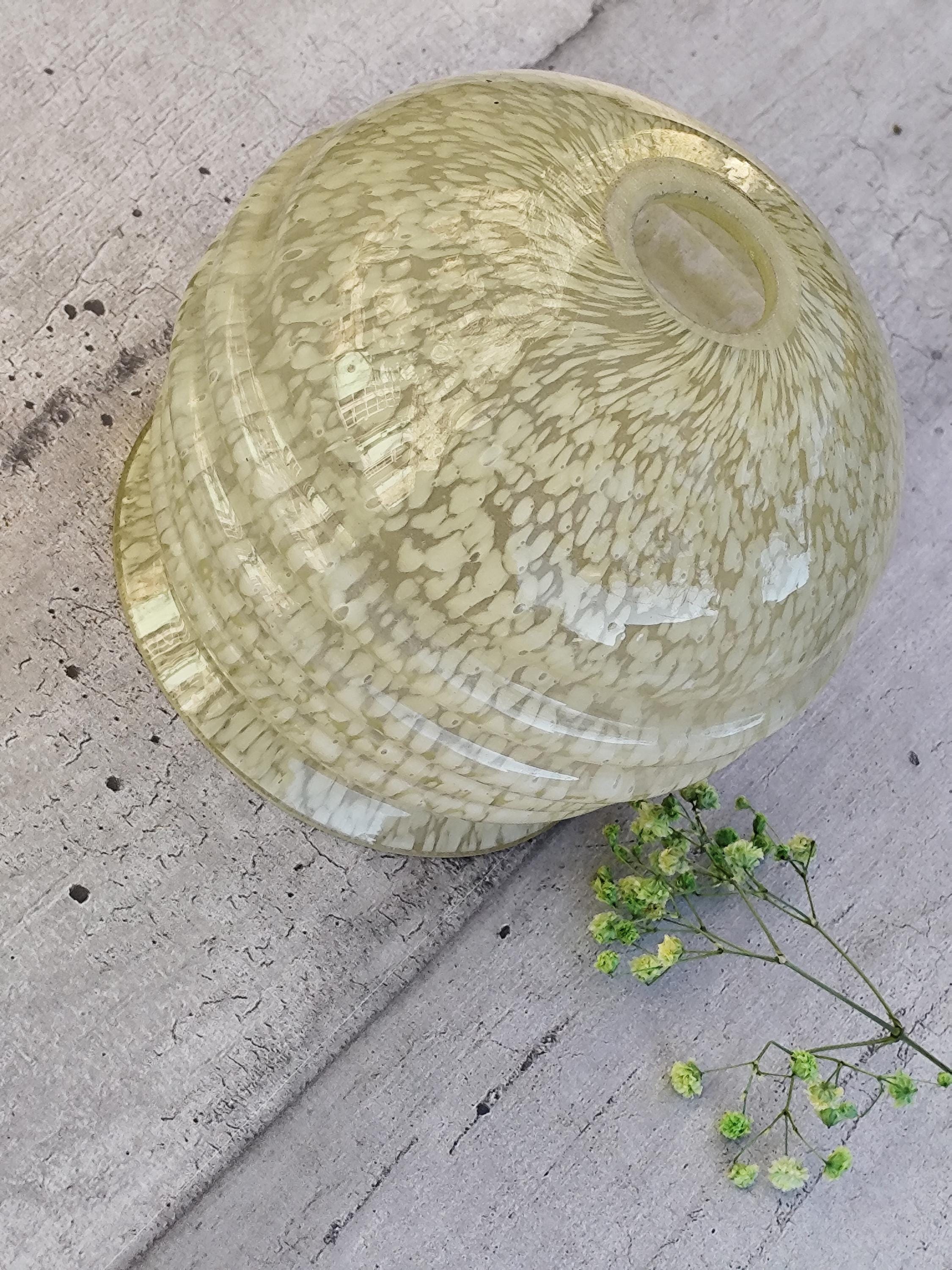 Globe en verre de Clichy moucheté jaune pâle